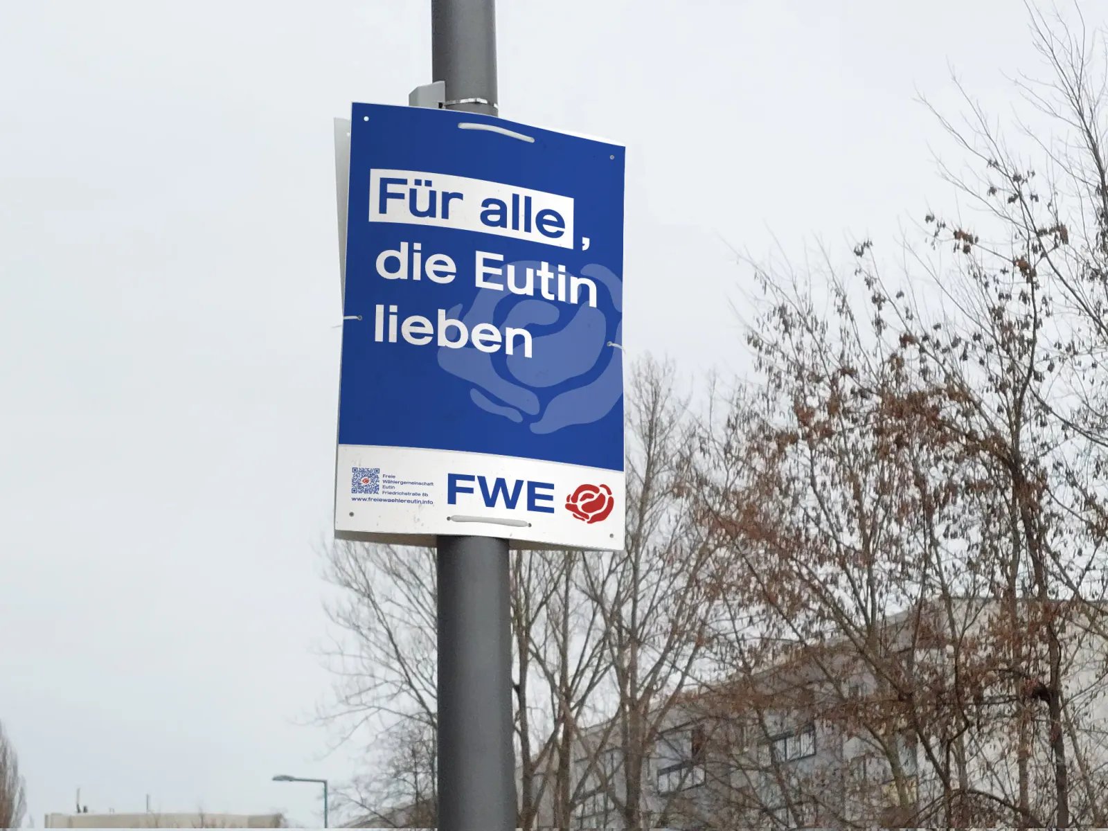 Wahlplakat des Bündnis Eutin am Laternenmast: Für alle, die Eutin lieben